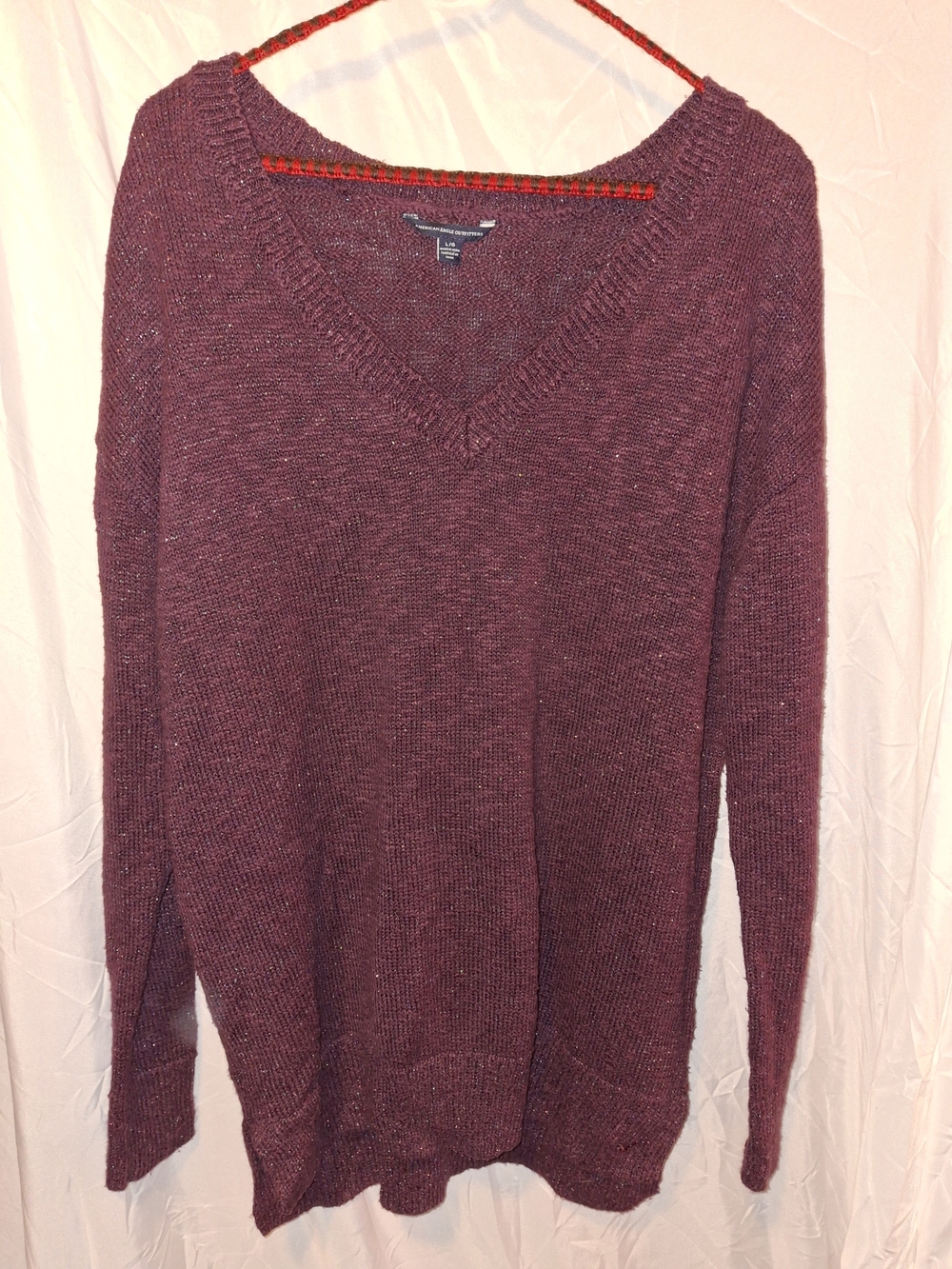 American Eagle Sparkly Glitter Red Women's V-Neck Sweater in Burgundy Large